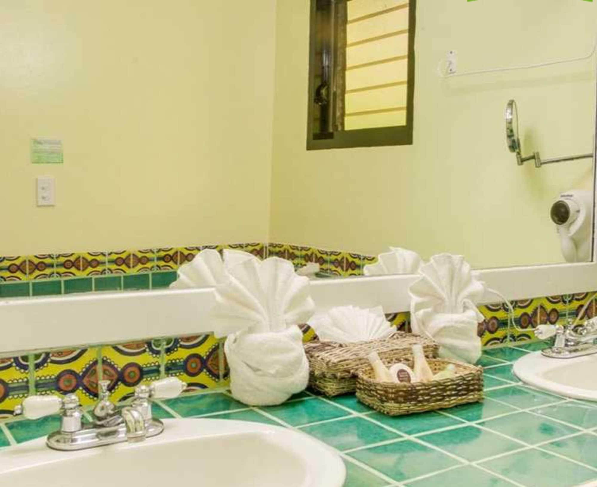 Robert'S Grove Beach Resort Placencia Extérieur photo
